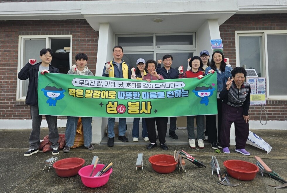 8-2 여수시청 나눔누리봉사단, 칼갈이봉사·섬박람회 홍보 ‘일석이조’.jpeg