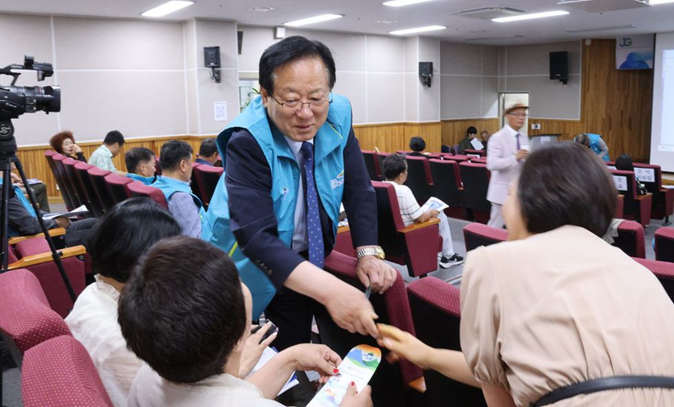 9-1 2026여수세계섬박람회 범시민준비위원회, 전남·광주대전환 시민포럼서 섬박람회 홍보 캠페인 전개.jpg