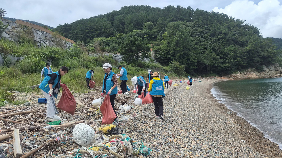 5-1 2026여수세계섬박람회 범시민준비위원회, 금오도 일원 해안가 청결활동·섬박람회 홍보 캠페인 전개.jpg