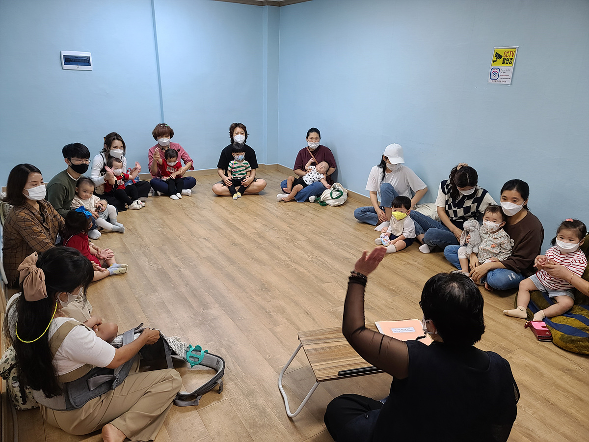 ▲ 여수시립도서관이 4월 25일부터 6월 15일까지 8주간 영유아 책 놀이 프로그램인 ‘북스타트 데이’를 운영한다고 밝혔다.