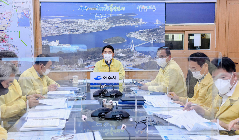 권오봉 여수시장이 내달 1일 단계적 일상회복을 앞두고 29일 재난상황실에서 개최된 월간업무보고회에서 더 안전하고 더 나은 일상을 위한 시민 당부사항을 전했다. 