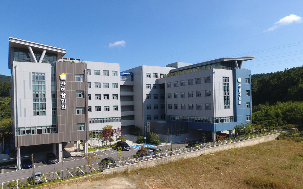 ▲ 여수시는 산업통상자원부가 주관한 ‘AI융합형 산업현장기술인력 혁신역량 강화사업’공모에서 (사)전남여수산학융합원이 제조부문 철강, 화학분야 수행기관으로 선정됐다고 11일 밝혔다.