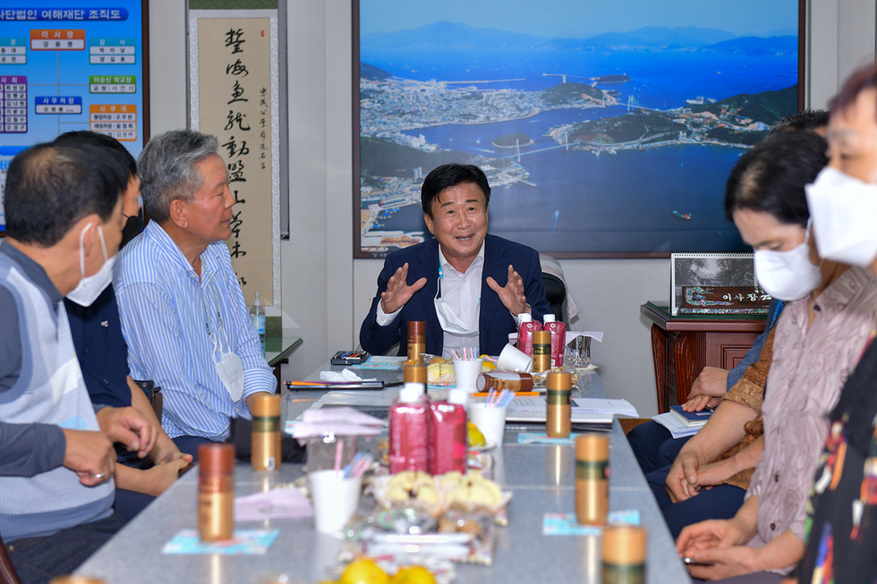 ▲ 정기명 여수시장이 지난 7일 이순신공원 현장 방문을 끝으로 지역 현안사업과 민생 점검을 위한 ‘권역별 현장간담회’를 마무리했다. 