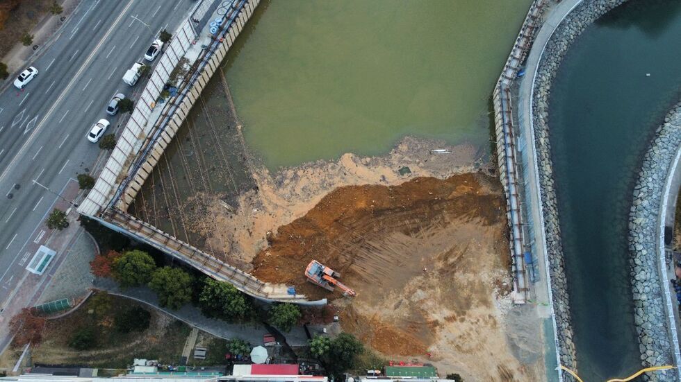 ▲ 여수시(시장 정기명)가 지난 2일 발생한 웅천동 생활형숙박시설 흙막이 붕괴사고의 철저한 원인규명을 위해 ‘지하사고조사위원회’를 구성‧운영한다.