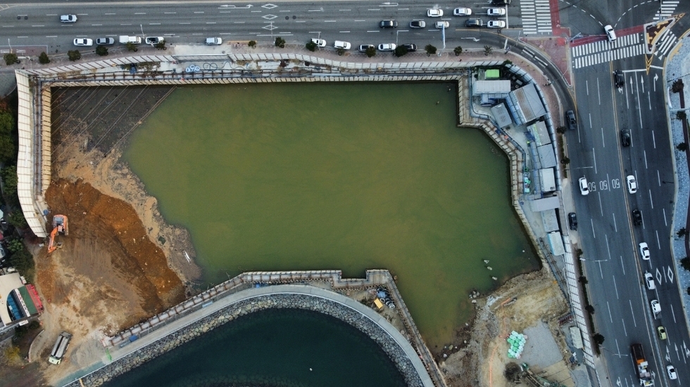▲ 여수시(시장 정기명)가 지난 2일 발생한 웅천동 생활형숙박시설 흙막이 붕괴사고의 철저한 원인규명을 위해 ‘지하사고조사위원회’를 구성‧운영한다.