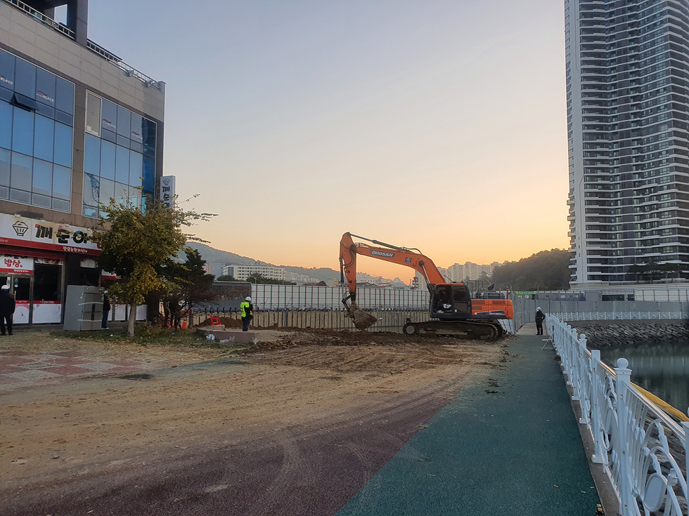 ▲ 여수시(시장 정기명)가 지난 2일 발생한 웅천동 생활형숙박시설 흙막이 붕괴사고의 철저한 원인규명을 위해 ‘지하사고조사위원회’를 구성‧운영한다.