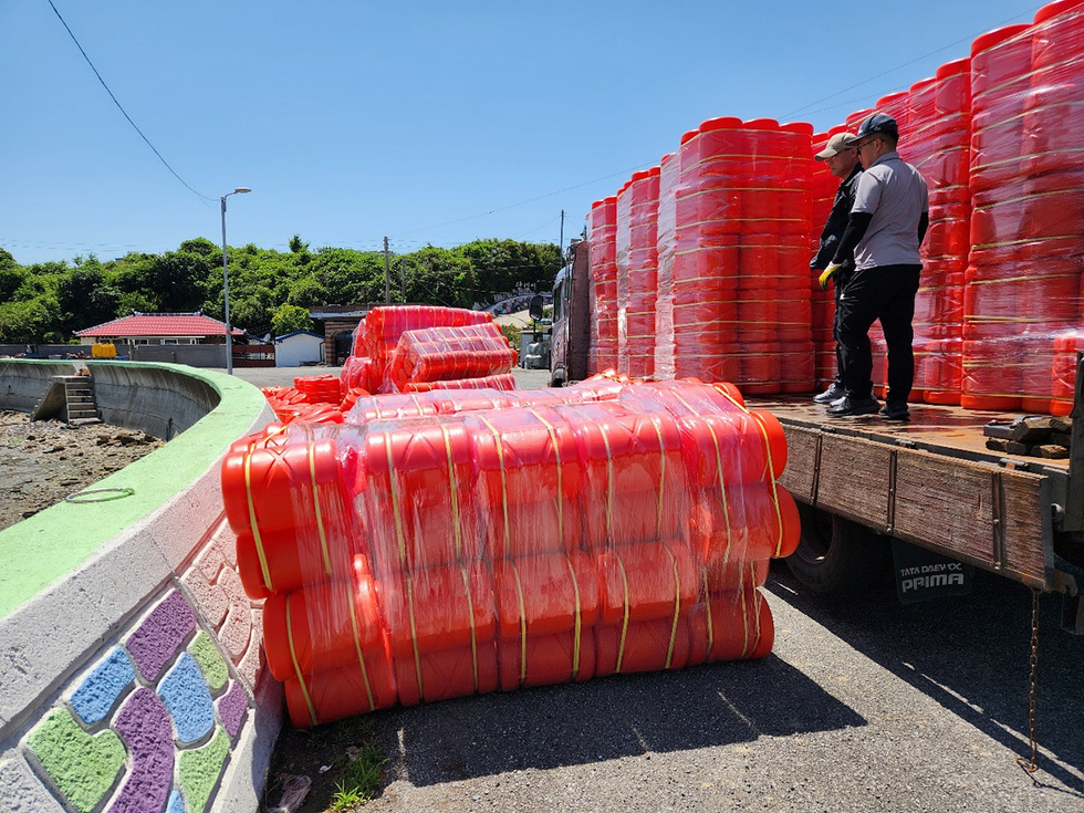 ▲ 여수시가 스티로폼 부표를 친환경 부표로 교체하기 위한 ‘인증부표 보급 지원사업’을 본격 추진해 해양환경 개선에 주력한다. 