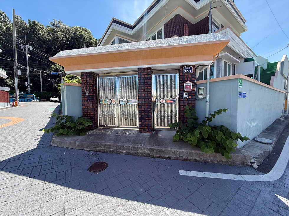 주택의 정문이 보이며 주소 32-1이 적혀 있다. 주변은 조용한 주택가로 보인다.