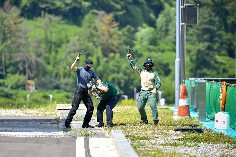 여수 둔덕정수장에서 진행된 을지연습 합동훈련 장면, 위장 복장의 훈련 요원들이 총기를 들고 테러범 제압 상황을 시연하고 있음