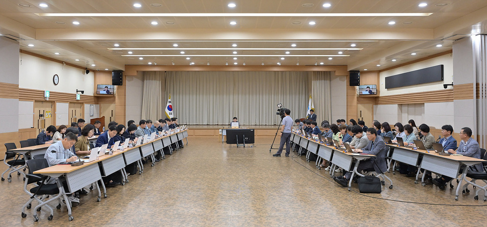 여수시에서 정기명 시장 주재로 추석 명절 종합대책 보고회가 열리고 있으며, 많은 관계자들이 회의에 참석하고 있다.