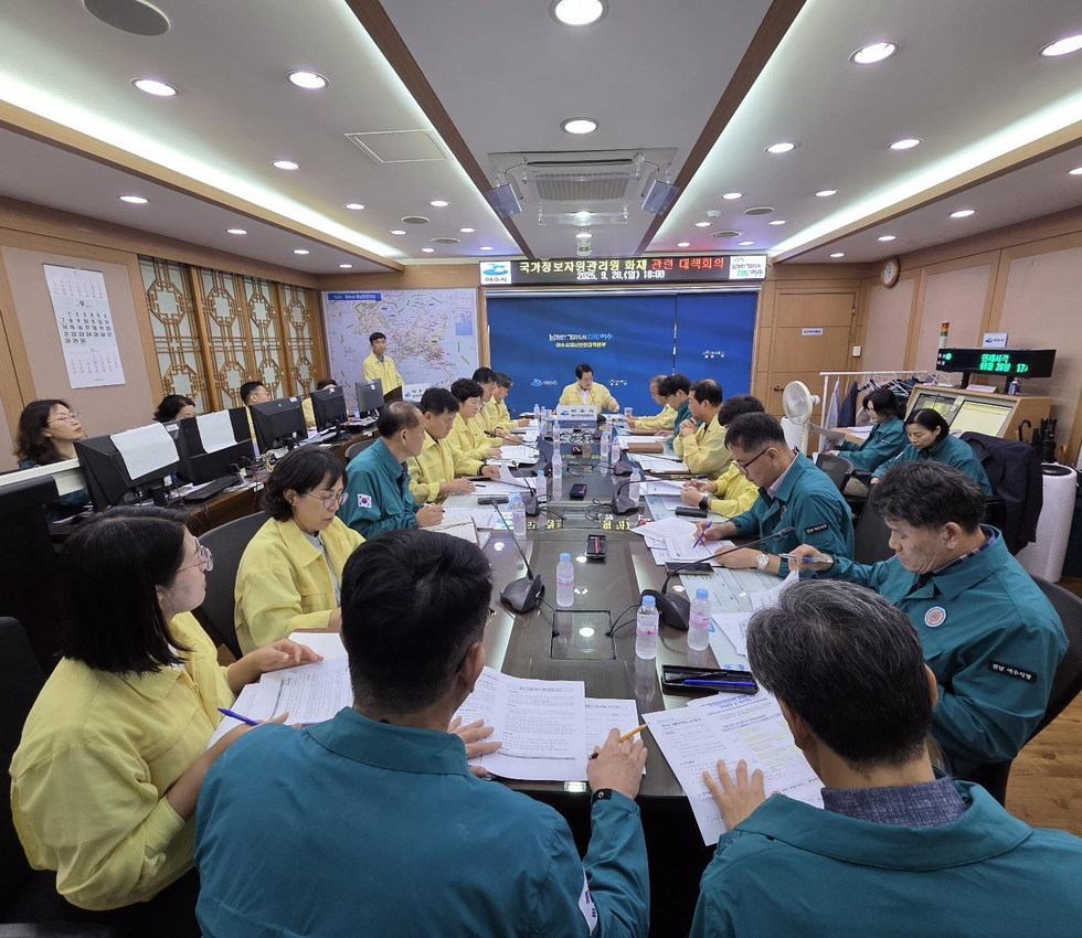 여수시 부시장이 주재한 긴급 대책회의에서 관계자들이 국가정보시스템 장애 대응 방안을 논의하고 있다.