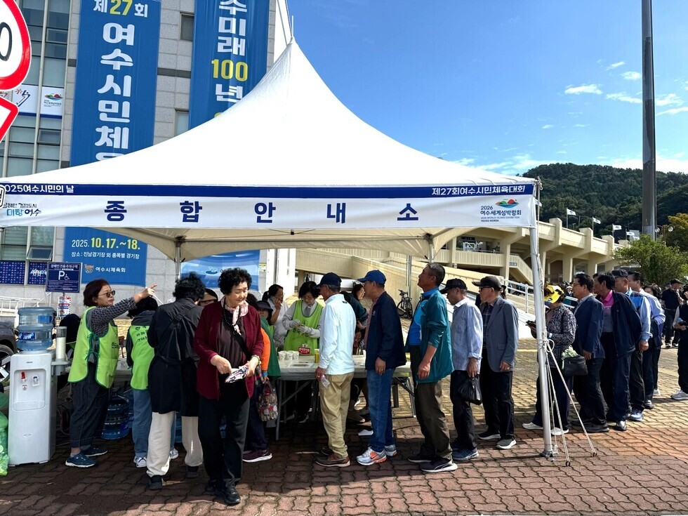 5-2 여수시·한국부인회, 시민의 날 기념행사서 음수 봉사·섬박람회 홍보.jpg
