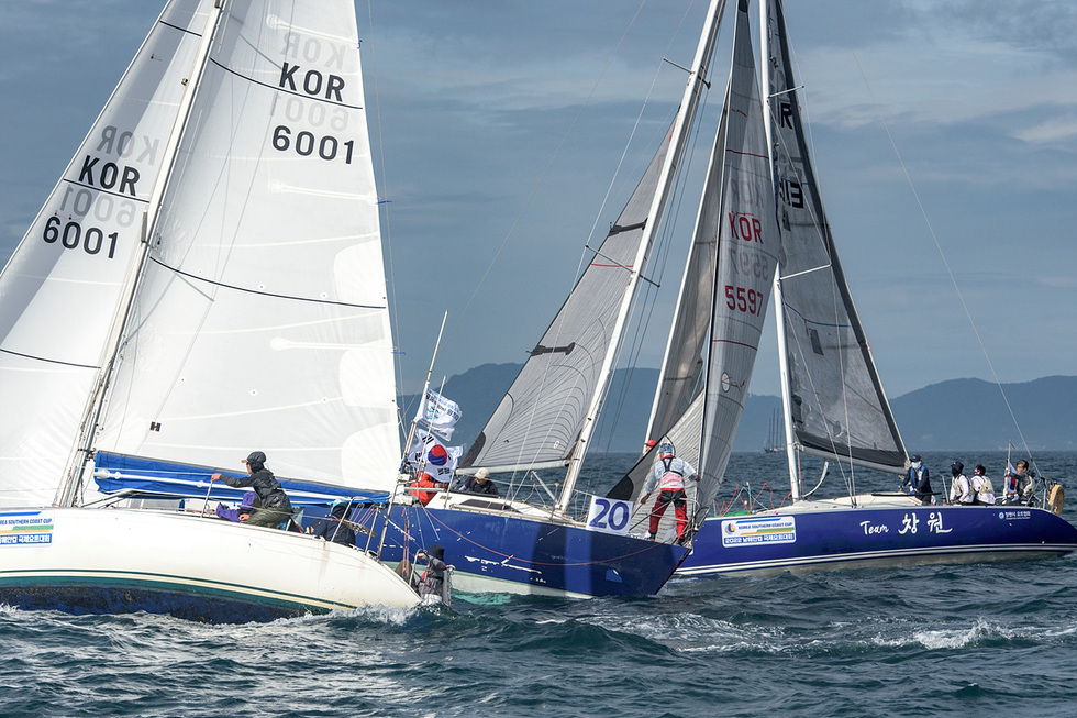 여수에서 요트 경기가 진행되고 있는 모습으로 여러 척의 요트가 바다 위에서 경쟁하고 있다.