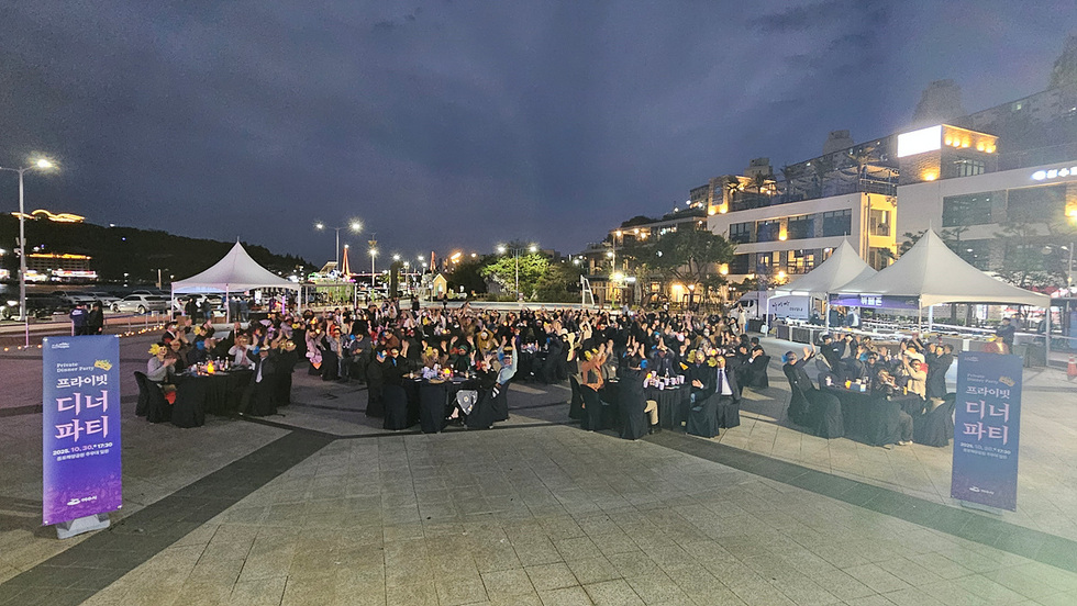 여수 종포해양공원에서 열린 프라이빗 디너 파티에 200여 명의 참가자가 가면을 쓰고 즐기는 모습