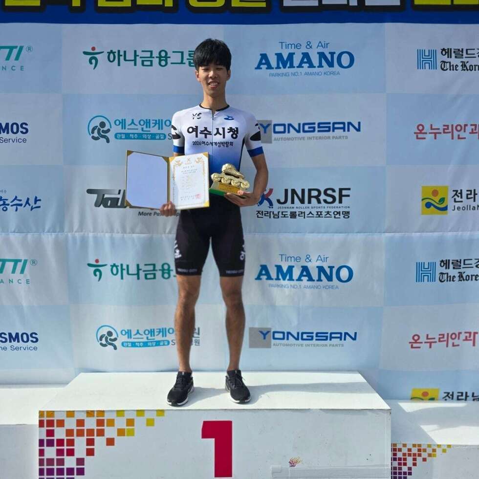 3관왕(금메달 2, 동메달 1)으로 최우수 선수상을 수상한 송제언 선수가 단상에서 찍은사진