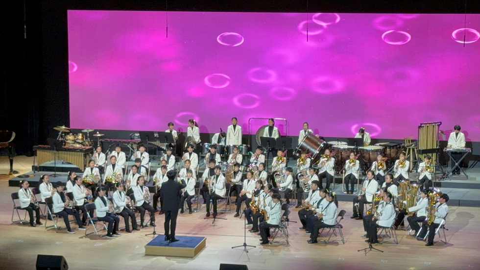 2025 전국 학교예술교육 축제 공연 무대에서 여수청소년윈드오케스트라가 관악 합주를 연주하는 모습.