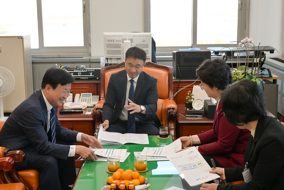 정기명 여수시장이 지난 11월 14일 내년도 정부 예산안에 대한 국회 심의를 앞두고 지역 주요 현안사업의 국비 증액을 위해 국회를 방문했다.