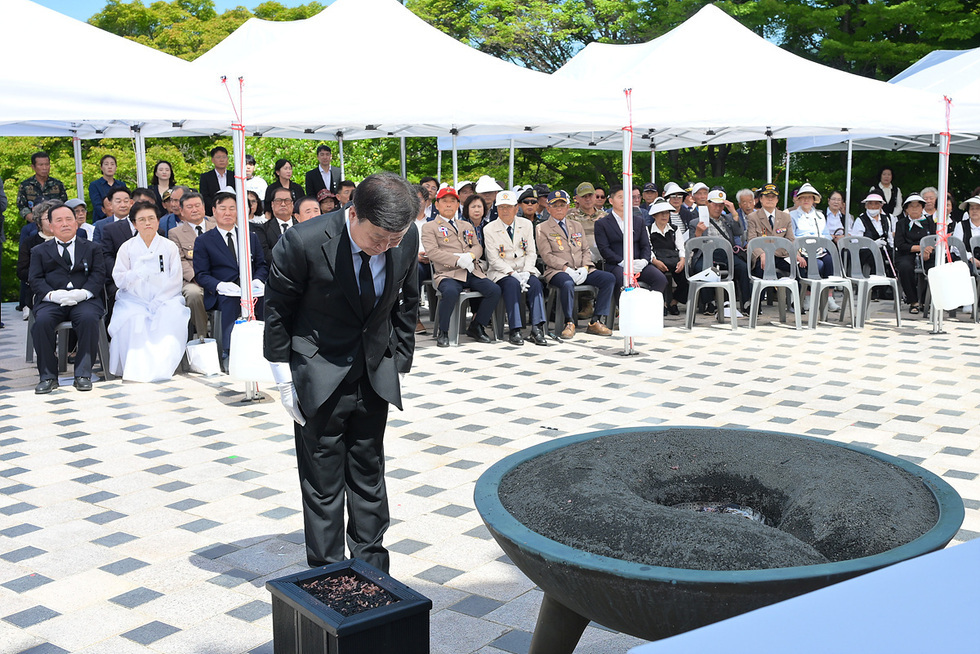 1-2 여수시, 제71회 현충일 추념행사 거행.jpg