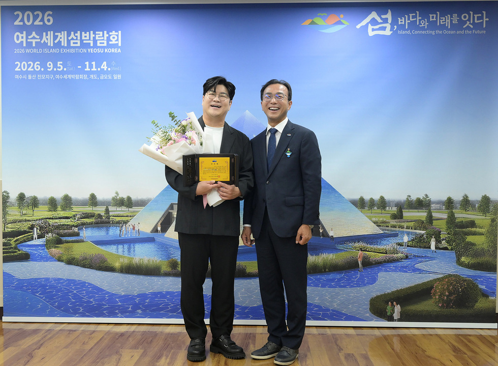 2 여수시, 트로트 가수 박구윤 홍보대사 위촉.jpg