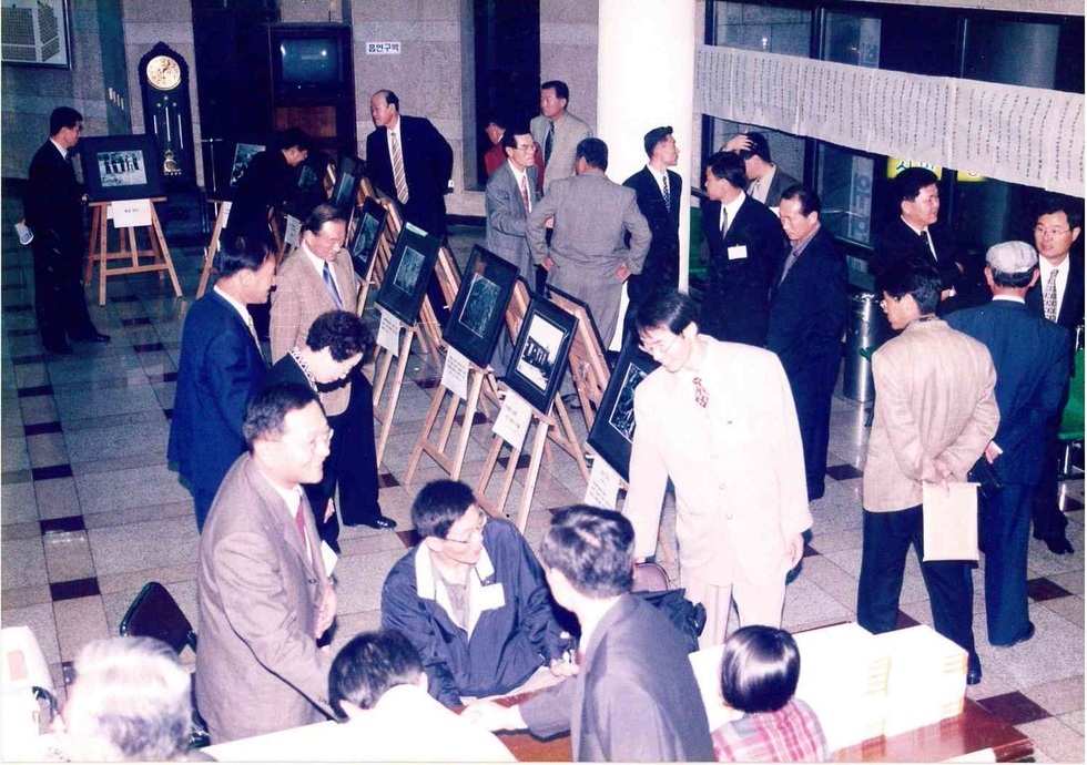 여순사건 51주년 기념 행사 전시된 사진들을 구경하는 시민들의 모습