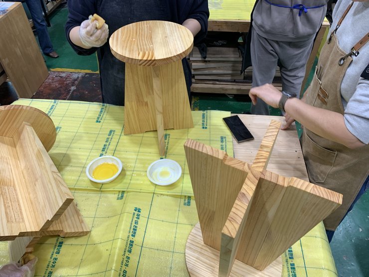 의자 제작 후 오일을 발라 말려줍니다.
