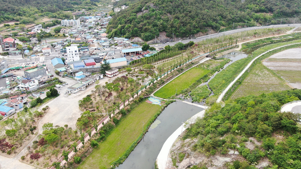 位于旧德阳站的全罗线旧铁路向阳公园为解决微尘问题打造的3公顷防尘林。