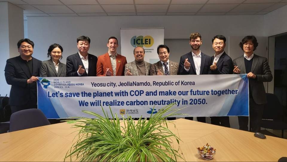 YeosuCityMayorJungGiMyoungsignsacooperationagreementwiththeICLEIWorldSecretariatonthe24thlocaltimetoensurethesuccessfulhostingofthe2026YeosuWorldIslandExpoandsecurethebidforthe33rdUNClimateChangeConferenceofthePartiesCOP33