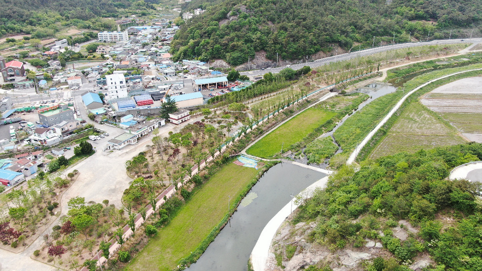 3ha of forest for blocking air pollution has been created in Sunny Park at the old railroads of the Jeolla Line where Deokyang Station used to be.