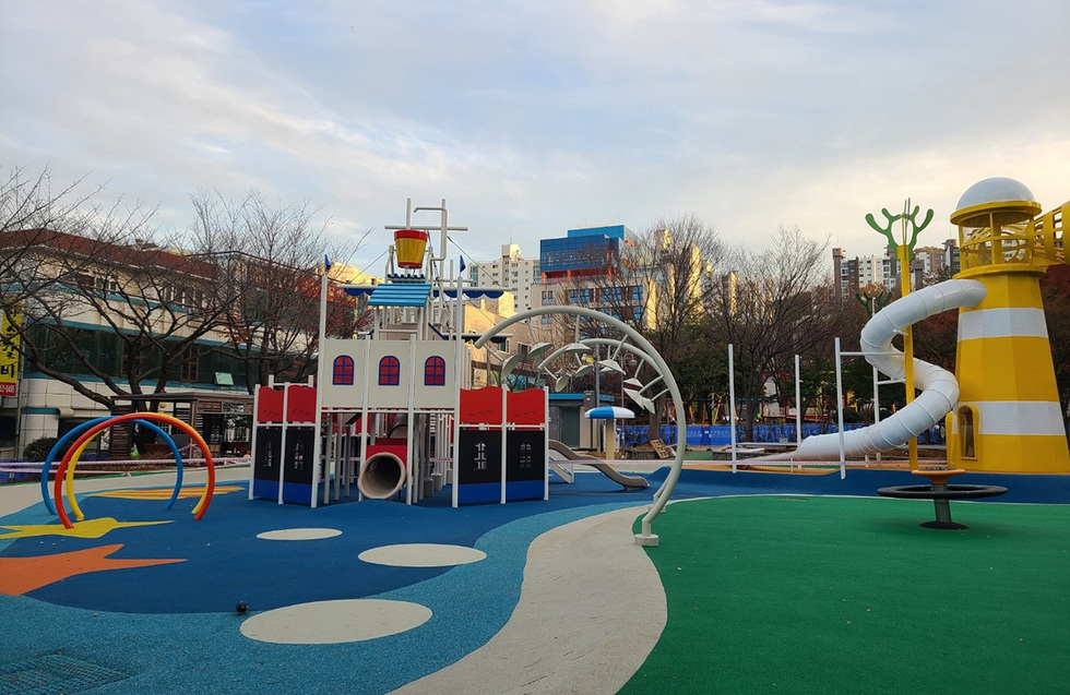 The 'Second Ainarae Playground' opens in Yeomun Park