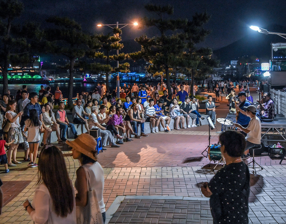 RomanticBuskingPerformance