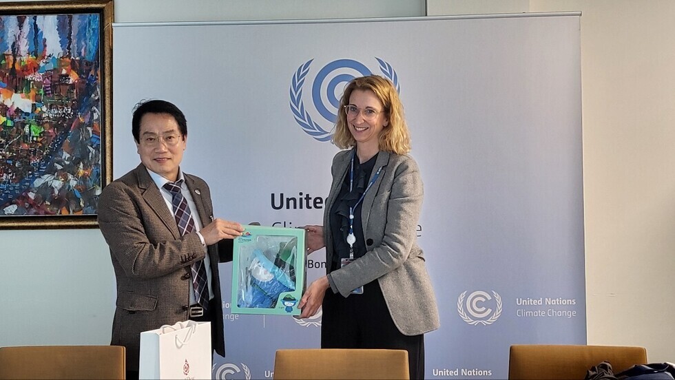 AYeosuCitydelegationledbyViceMayorChoiJeongGivisitedtheUNFCCCSecretariatinBonnGermanyonthe28thlocaltimeTheretheyengagedinindepthdiscussionswithofficialsonwaystocooperateforthebidtohostthe33rdUNClimateChangeConferenceofthePartiesCOP33amongothertopics