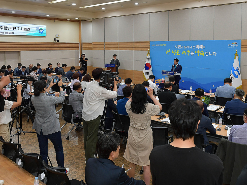 MayorJungGiMyoungofYeosuCityheldthe3rdAnniversaryPressConferenceforthe8thCivilElectiononthemorningofthe30thattheCityHallconferenceroomwithabout50attendeesincludingjournalistsandcityofficials