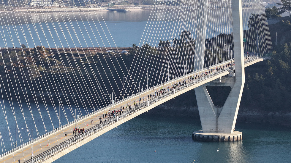 1 Yeosu Eleven Bridge Marathon Successfully Held for First Time… Potential for Growth into International Event Confirmed.jpg