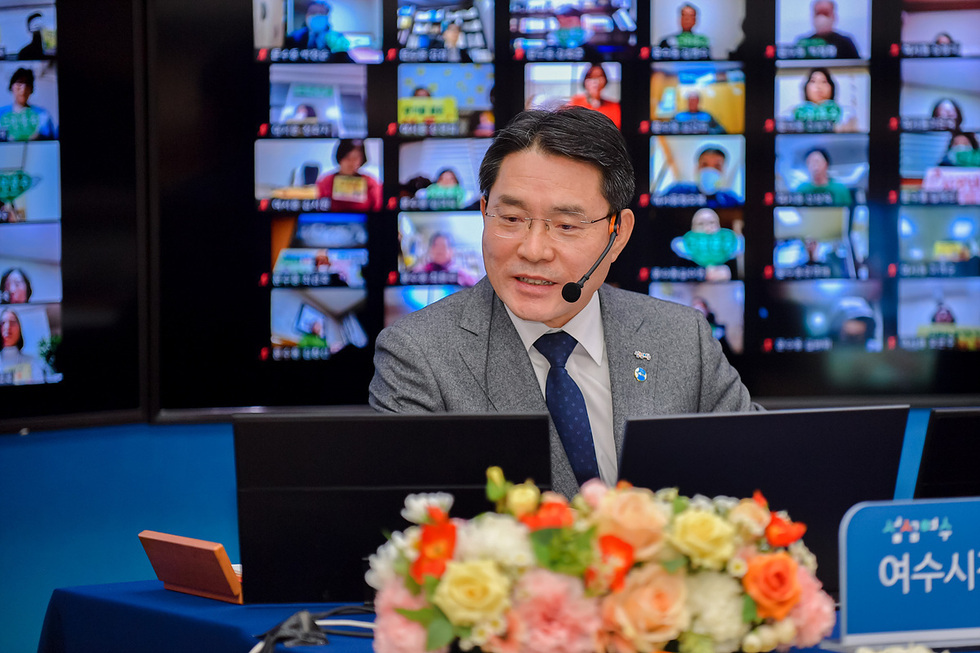 ▲ 権五峰（クォン・オボン)市長が3月11日に初めて開かれた「召羅・栗村面市民とのオンラインによる開かれた対話」で市民と挨拶を交わしている。