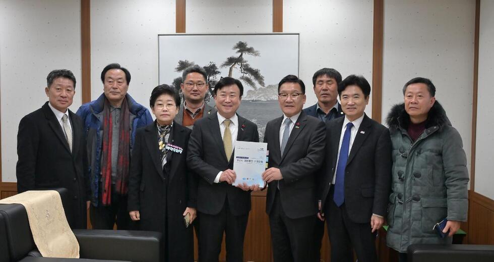 1-2 麗水市、行政統合公聴会で「麗水市の将来発展に向けた建議課題」を全羅南道知事に提出.jpg